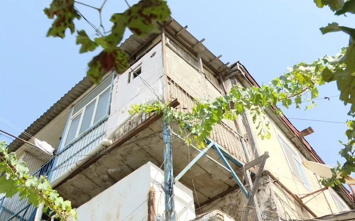120-летний дом в Баку признан аварийным: жители жалуются на небезопасные условия проживания