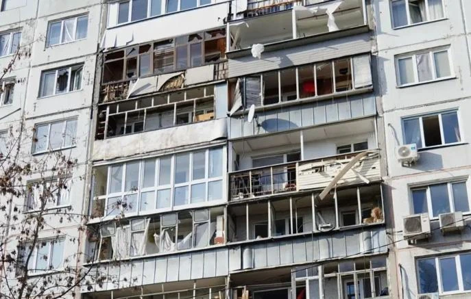 В одном из городов России после ночной атаки БПЛА повреждены около 200 квартир, есть раненые