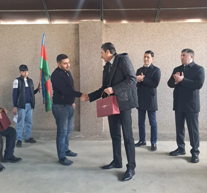 Переселенным в Агдеринский район семьям вручили ключи от новых домов