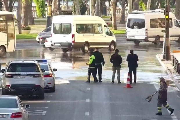 В центре Баку прорвало водопровод: на крупном проспекте ограничено движение транспорта