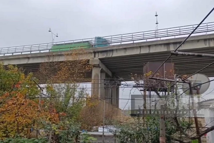 Некоторые дома вблизи моста в Шабранском районе пришли в аварийное состояние