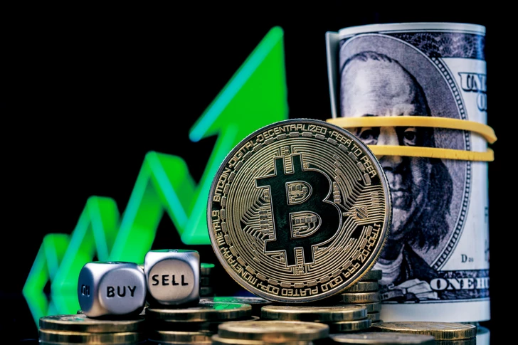 Биткоин пробил отметку в 82 000 долларов впервые с конца января