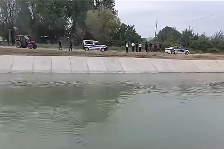 На дороге Агдаш-Габала автомобиль упал в водный канал