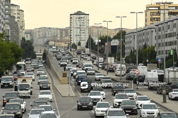 МВД Азербайджана предупреждает о заторах на восемнадцати дорогах Баку