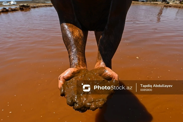 Целебное озеро в Баку: местные жители открыли сезон лечения йодистой грязью