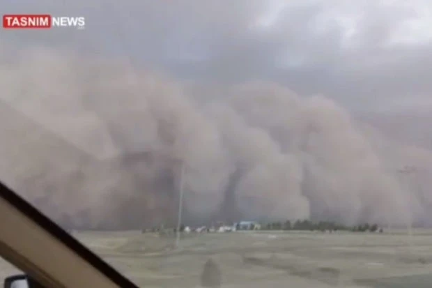 Мощная песчаная буря накрыла северо-восток Ирана