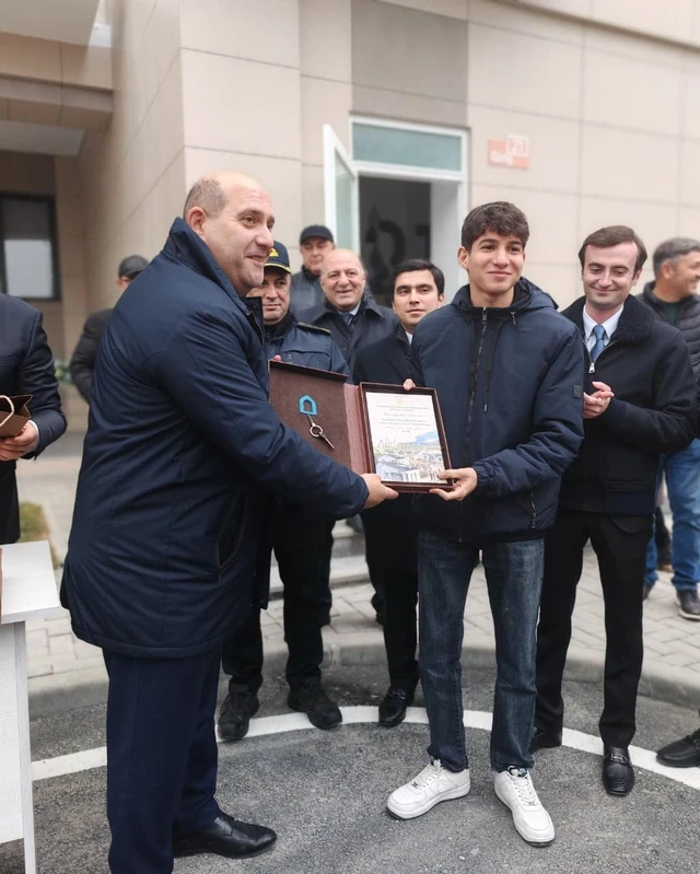 Media.az - Новости Азербайджана - Очередной караван переселенцев прибыл в город Агдам, им вручены ключи от квартир