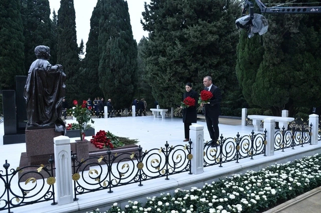 Media.az - Новости Азербайджана - Чиновники Азербайджана посетили могилу Гейдара Алиева