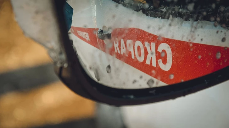 В России FPV-дрон атаковал легковую машину, ранен мужчина