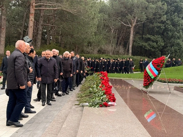 Media.az - Новости Азербайджана - Чиновники Азербайджана посетили могилу Гейдара Алиева