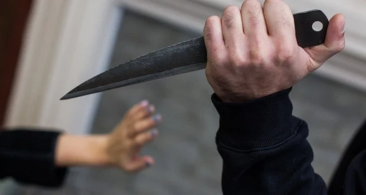 В Шабранском районе мужчина ранил ножом жену в здании школы