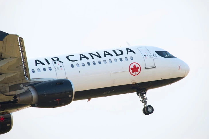 Самолет Air Canada выкатился за пределы ВПП при посадке