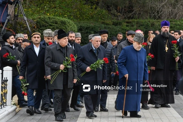 Media.az - Новости Азербайджана - Чиновники Азербайджана посетили могилу Гейдара Алиева