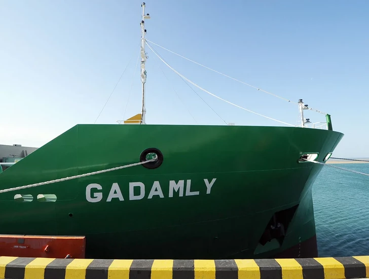 Построенное в Туркменистане сухогрузное судно Gadamly прибыло в Бакинский порт
