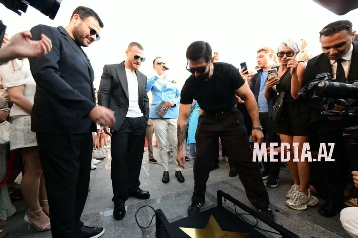 Media.az - Новости Азербайджана - Керем Бюрсин получил именную звезду на Sea Breeze Walk of Fame