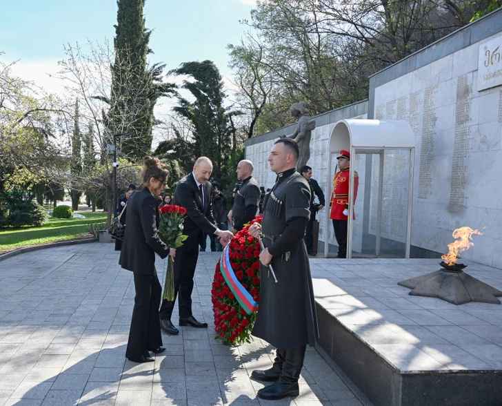 Президент Ильхам Алиев посетил Мемориал героев в Тбилиси