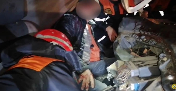 ДТП на трассе Баку – Алят – Газах: двое пострадавших оказались зажаты в грузовике