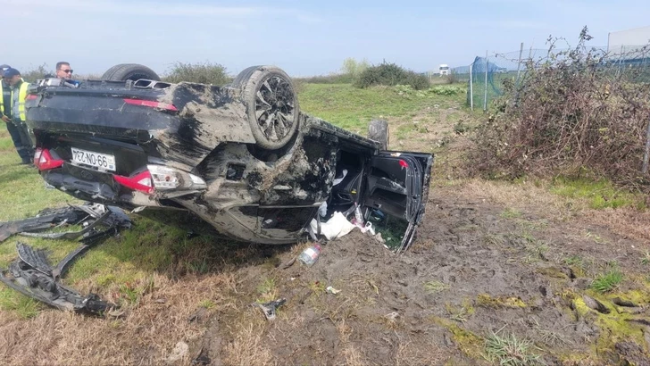 В Лянкяране автомобиль вылетел с дороги и упал на посевную площадь