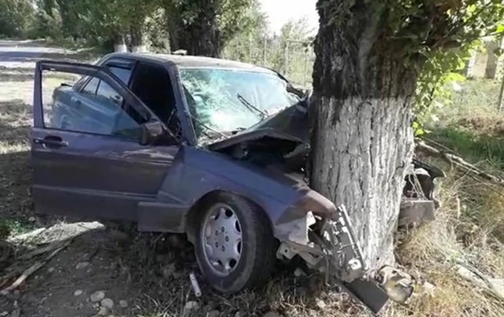 В Геранбойском районе автомобиль врезался в дерево: есть пострадавший