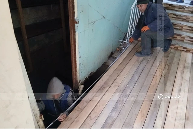 Media.az - Новости Азербайджана - В подъезде здания в Баку обрушился пол: ЖКХ устраняет последствия