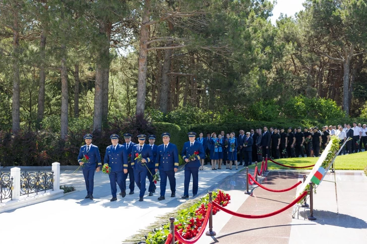 Media.az - Новости Азербайджана - Сотрудники AZAL и работники гражданской авиации посетили Аллею почетного захоронения