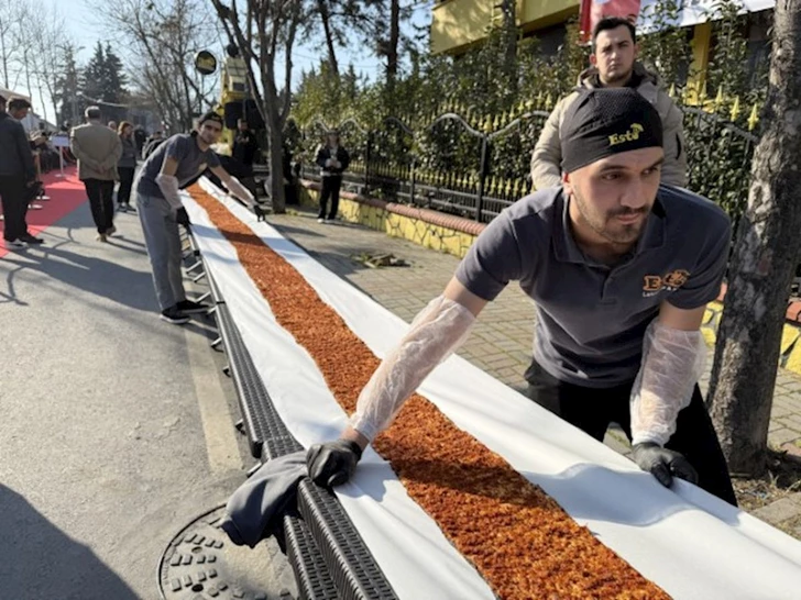 В Стамбуле приготовили 63-метровый лахмаджун и установили рекорд