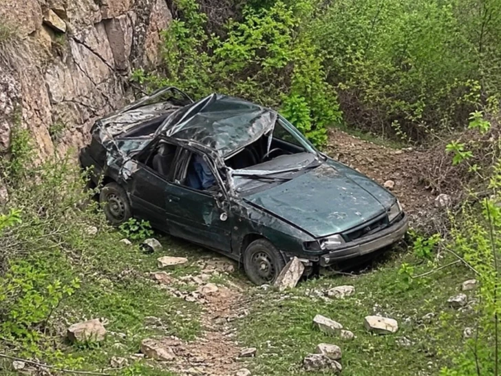 На трассе Лянкяран–Лерик автомобиль сорвался в ущелье: пострадали четыре человека
