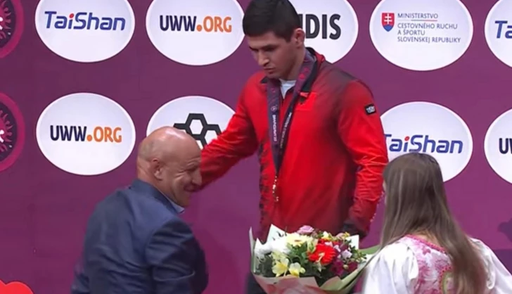 Скандал на ЧЕ: функционер из РФ назвал предателем чемпиона. За борца вступился тренер сборной АР