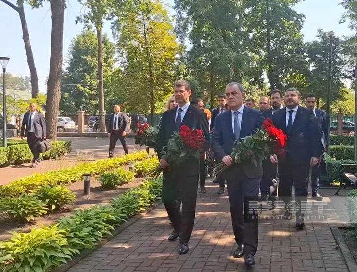 Джейхун Байрамов посетил парк имени Зарифы Алиевой в Украине