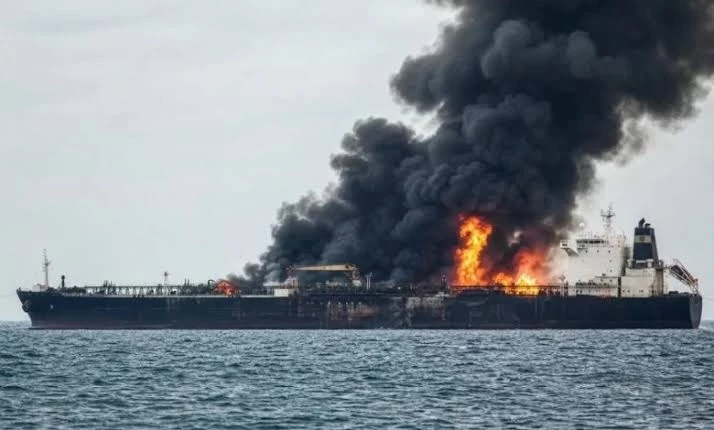 В Ормузском проливе судно загорелось после атаки