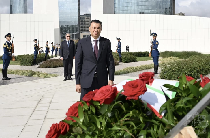 Media.az - Новости Азербайджана - Премьер-министр Таджикистана почтил память Гейдара Алиева на Аллее почетного захоронения