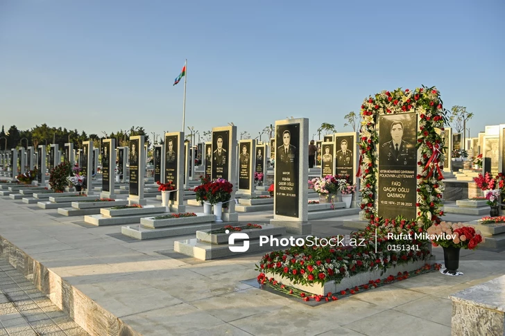 Представители общественности посещают Военное мемориальное кладбище в День памяти