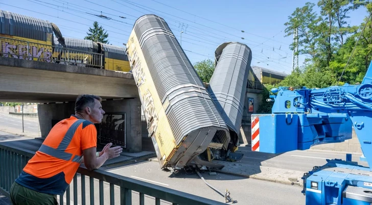 Столкновение грузовых поездов на мосту в Германии привело к гибели одного человека