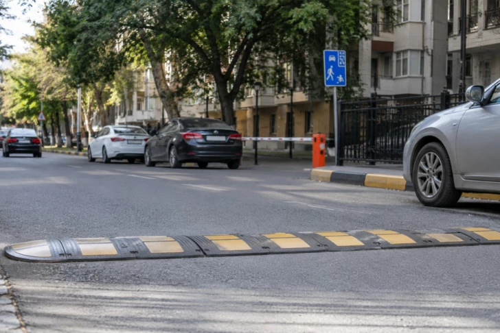 Жители Баку массово устанавливают «лежачих полицейских» у своих домов: законно ли это?