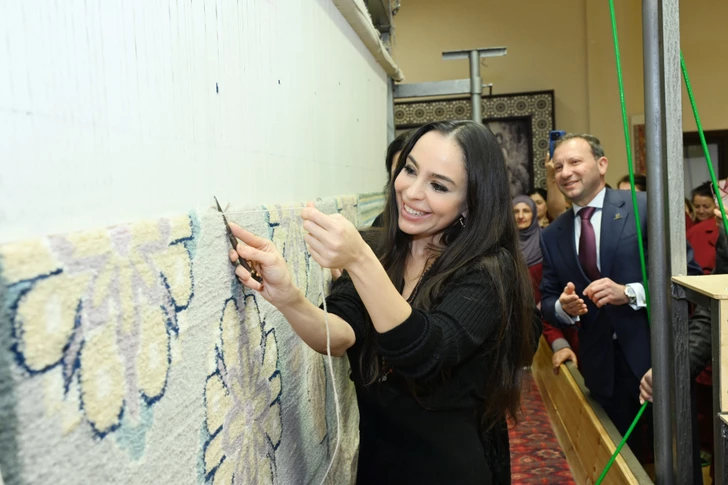 Media.az - Новости Азербайджана - Лейла Алиева приняла участие в церемонии срезки со станка ковров, сотканных для Шушинской мечети