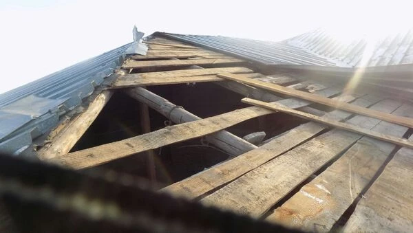 Последствия непогоды в Баку: ветер снес крышу многоэтажного дома