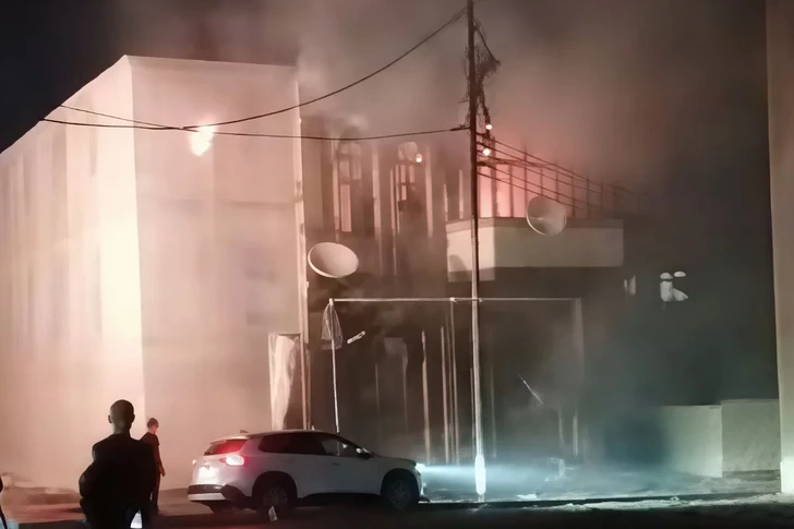 В Баку горит жилой дом рядом с мечетью Тезепир