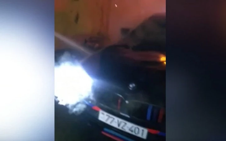 В Баку загорелся BMW