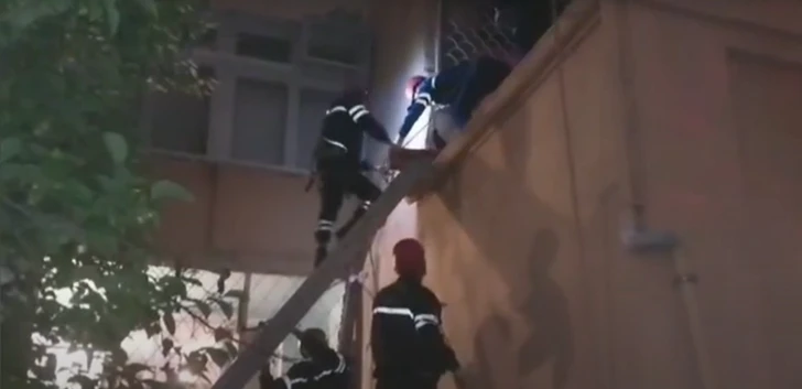 В Баку спасли упавшую с балкона пятого этажа женщину