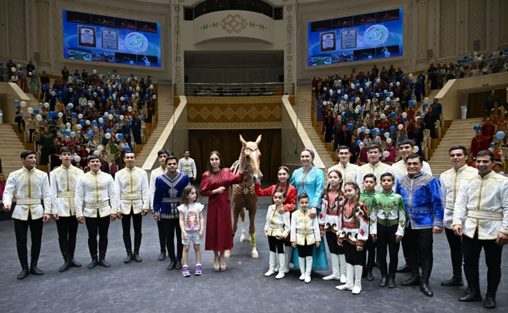 Лейла Алиева посетила выступление легендарной группы «Галкыныш»