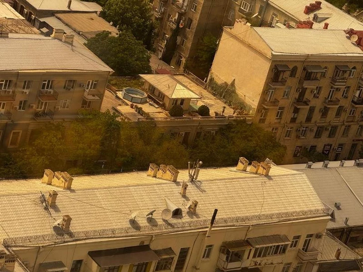 Media.az - Новости Азербайджана - Бассейн над головами жильцов: в Баку начали снос опасных конструкций на крыше дома