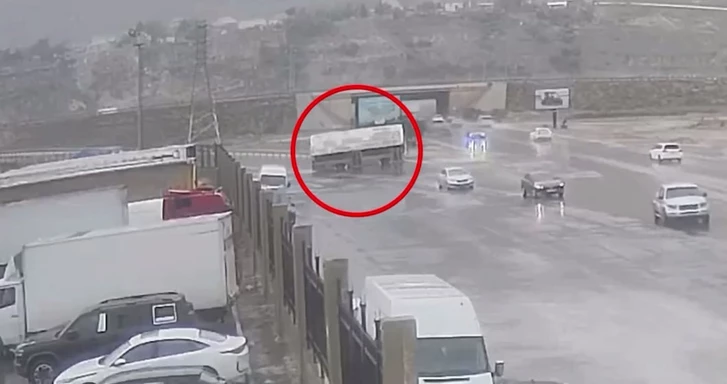 МВД Азербайджана напомнило о рисках на дорогах в дождь после двух аварий