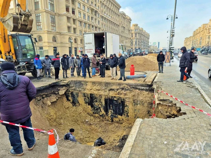 Движение автомобилей на проспекте Гейдара Алиева в Баку восстановлено