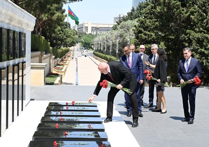 Венгерские парламентарии посетили Аллею почетного захоронения и Аллею шехидов