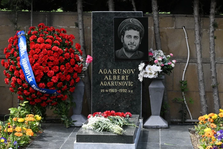 В Баку почтили память национального героя Альберта Агарунова в день его рождения