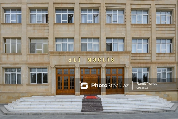 Уволенный чиновник подал в суд на Али Меджлис Нахчыванской АР