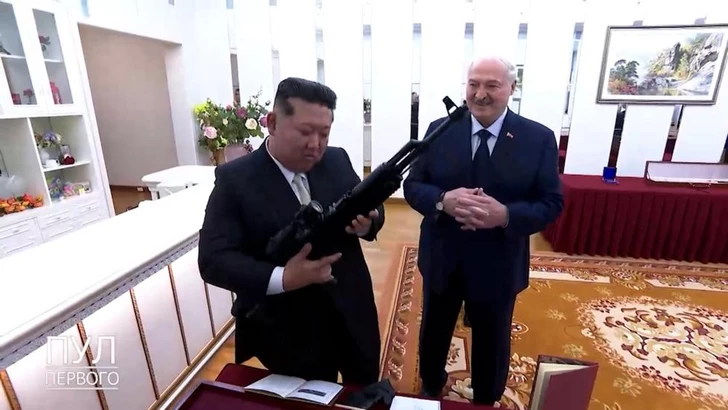 Лукашенко подарил Ким Чен Ыну белорусский автомат, а в ответ получил церемониальный меч