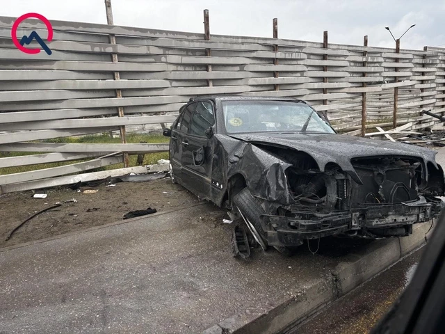 В столице автомобиль врезался в ограждение