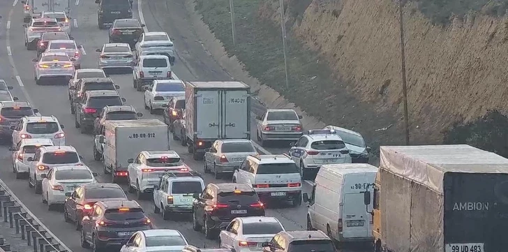 В Баку на ряде улиц и проспектов затруднено движение транспорта