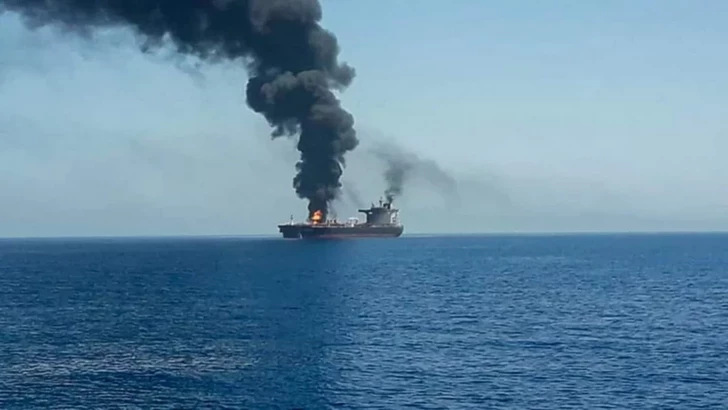 В Ормузском проливе загорелся нефтяной танкер